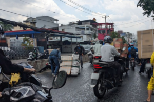 Hàng loạt xe máy ngã sau cơn mưa ở TP. HCM 3 Hàng loạt xe máy ngã sau cơn mưa ở TP. HCM